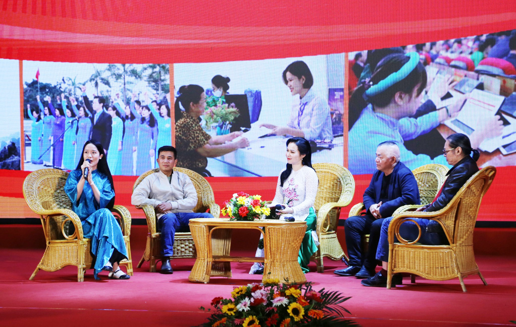 Thành viên đoàn làm phim “Đào, phở và piano” giao lưu cùng khán giả Quảng Ninh trước khi chiếu bộ phim tại địa phương này - Ảnh: NGUYỄN THANH