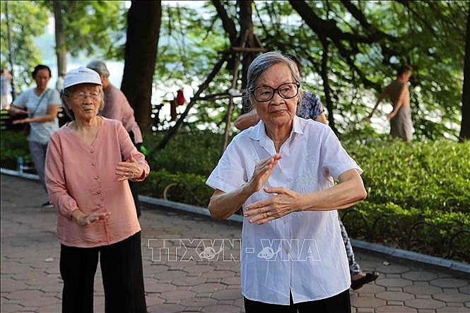 Người cao tuổi tập thể dục dưỡng sinh tại khu vực hồ Hoàn Kiếm (Hà Nội). Ảnh minh họa: Thành Đạt/TTXVN