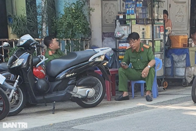 Công an bám sát khu dân cư truy tìm kẻ bắn đạn bi sắt vào nhà dân ở TPHCM ảnh 1