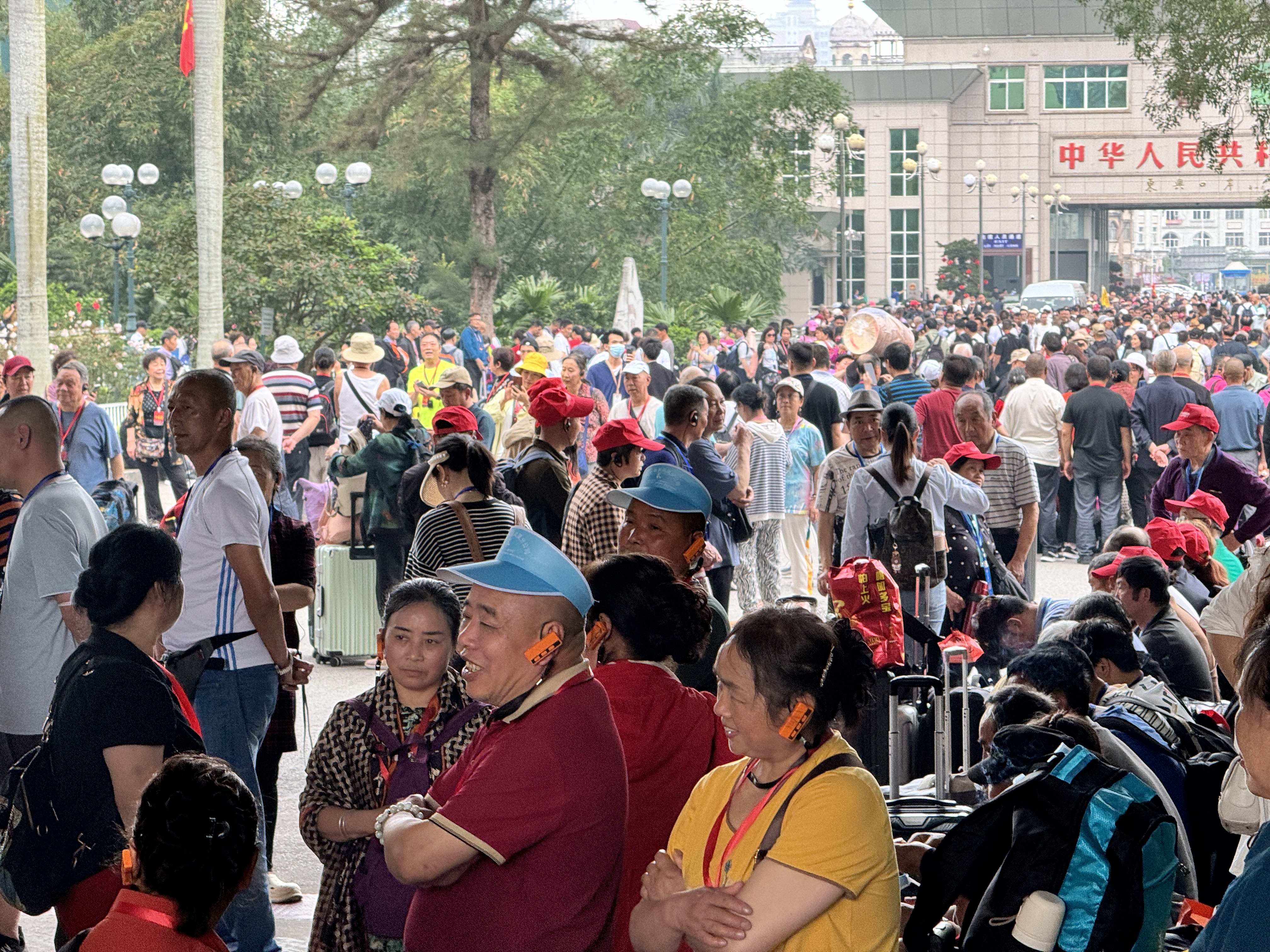 Cửa khẩu Móng Cái ùn tắc cục bộ vì khách Trung Quốc theo tour 0 đồng- Ảnh 1.