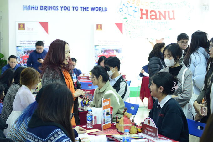 Học sinh tới ngày hội tuyển sinh Open Day của trường Đại học Hà Nội hôm 1/3. Ảnh: HANU