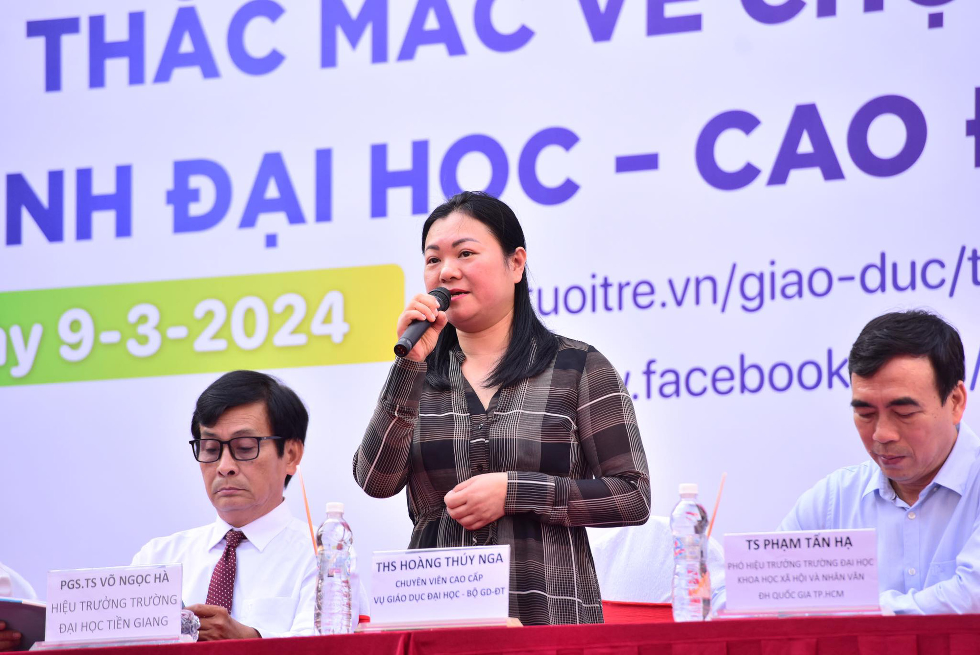 ThS Hoàng Thúy Nga - đại diện Vụ Giáo dục đại học (Bộ Giáo dục và Đào tạo) - chia sẻ với học sinh tỉnh Tiền Giang về cách thức đăng ký xét tuyển đại học năm 2024 - Ảnh: DUYÊN PHAN