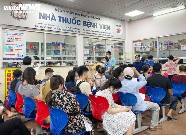 Cử tri đề xuất bảo hiểm y tế chi trả cho người dân tự mua thuốc. (Ảnh: Như Loan)