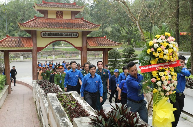 Đoàn đại biểu nhận Giải thưởng Lý Tự Trọng thăm địa chỉ đỏ ở Hà Tĩnh ảnh 1