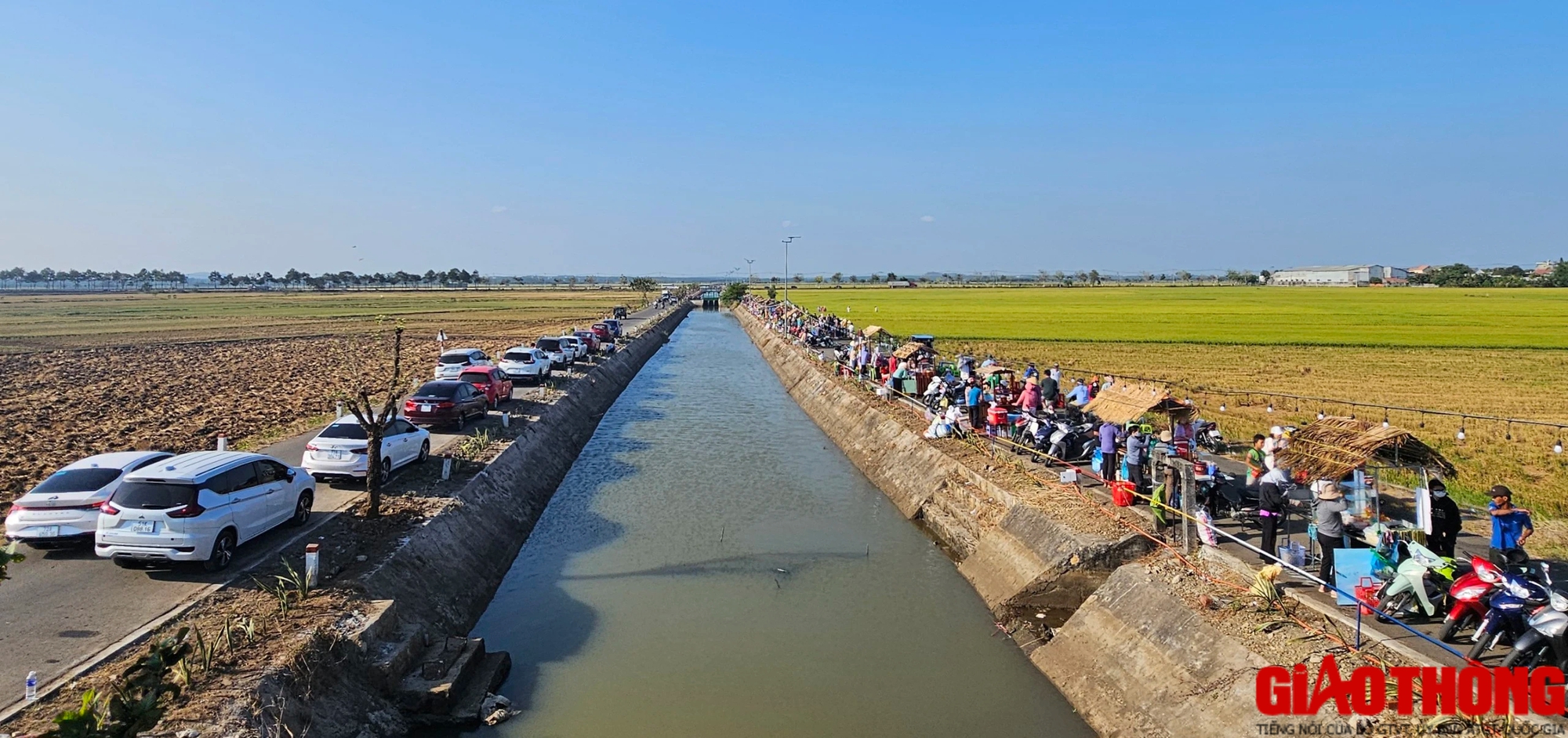 Độc đáo chợ ẩm thực ven kênh, đi ô tô ra giữa đồng lúa mát rượi ăn uống- Ảnh 1.