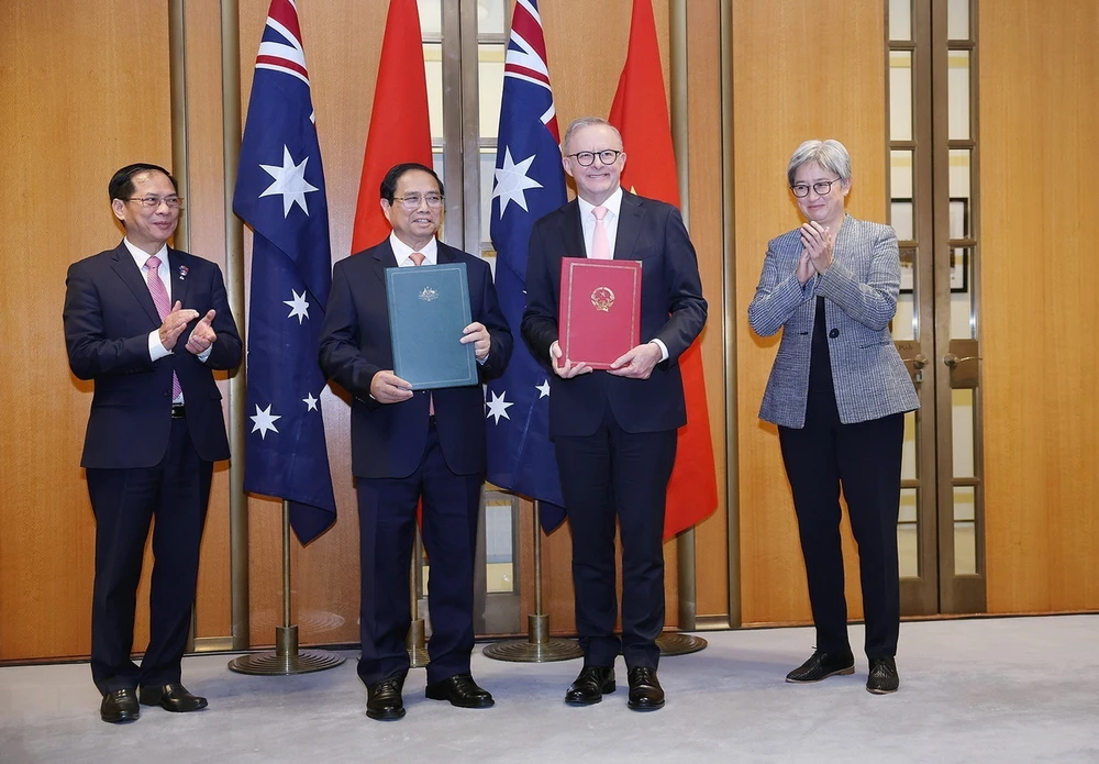 Thủ tướng Phạm Minh Chính và Thủ tướng Australia Anthony Albanese trao Tuyên bố chung về nâng cấp quan hệ lên Đối tác Chiến lược Toàn diện. (Ảnh: Dương Giang/TTXVN)