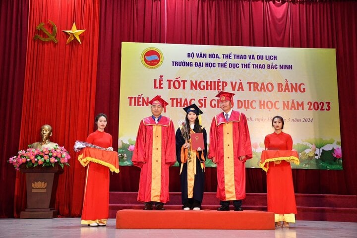 Thúy Vi nhận bằng Thạc sỹ.