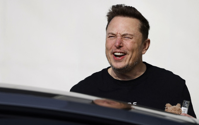 Tỷ phú Elon Musk thăm nhà ôtô điện ở Berlin, thủ đô Đức, ngày 13/3. Ảnh: AFP