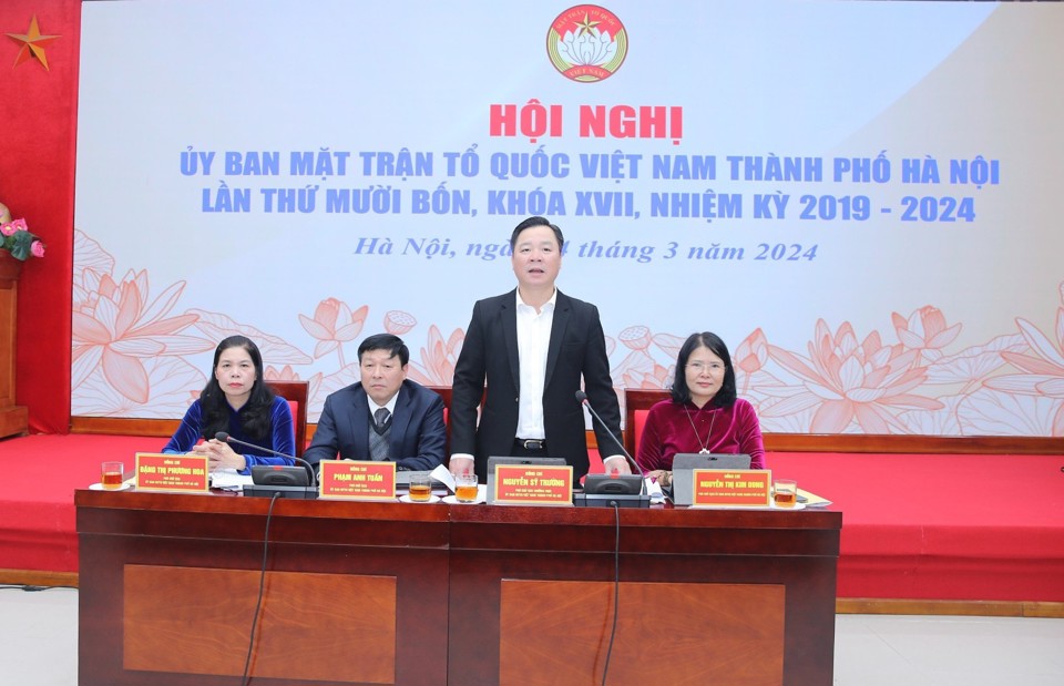 Ph&oacute; Chủ tịch Thường trực Ủy ban Mặt trận Tổ quốc Việt Nam TP H&agrave; Nội Nguyễn Sỹ Trường v&agrave; c&aacute;c Ph&oacute; Chủ tịch Ủy ban Mặt trận Tổ quốc Việt Nam TP chủ tr&igrave; Hội nghị