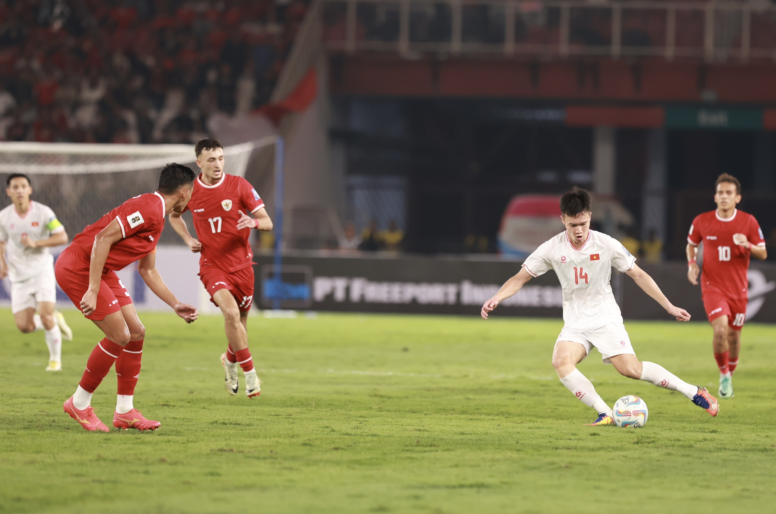 Hoàng Đức chuyền bóng trên sân Gelora Bung Karno