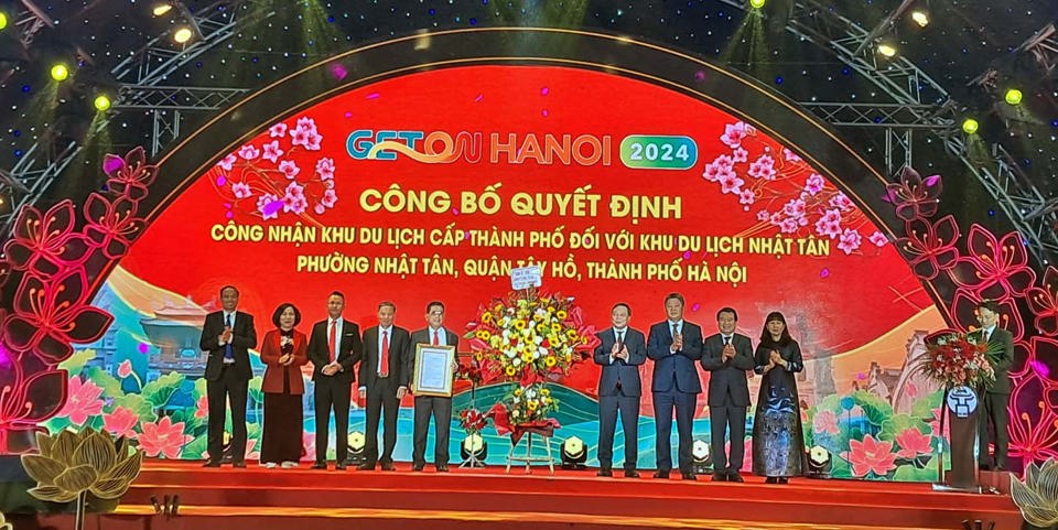 Ph&oacute; B&iacute; thư Th&agrave;nh ủy Nguyễn Văn Phong v&agrave; Ph&oacute; Chủ tịch UBND TP Nguyễn Mạnh Quyền trao Quyết định c&ocirc;ng nhận khu du lịch Nhật T&acirc;n. Ảnh: Ho&agrave;i Nam