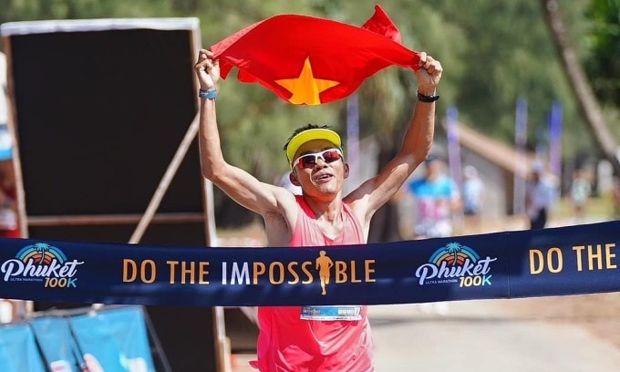 Nguyễn Văn Long khi về nhất cự ly 100km nam của Phuket 100K Ultra Marathon. Ảnh: Phuket 100K Ultra Marathon