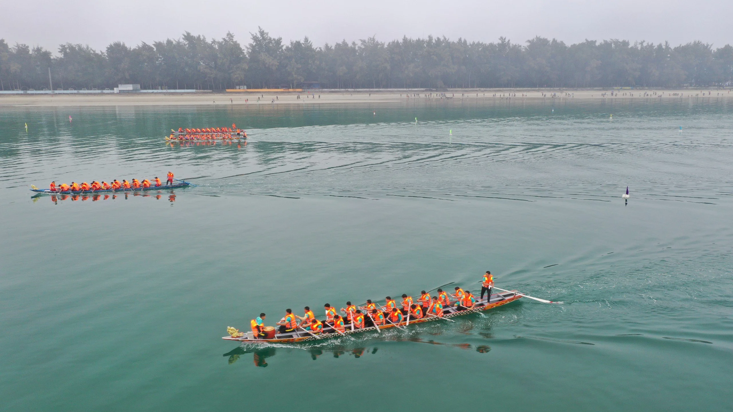 Quảng Ninh: Hàng ngàn người cổ vũ giải đua thuyền kết nối các huyện đảo- Ảnh 1.