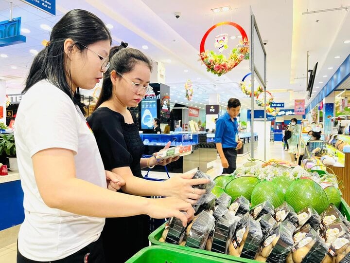 Hàng nhãn riêng Co.op thu hút khách hàng nhờ giá rẻ hơn từ 5 - 20% so với các mặt hàng dẫn đầu cùng loại.