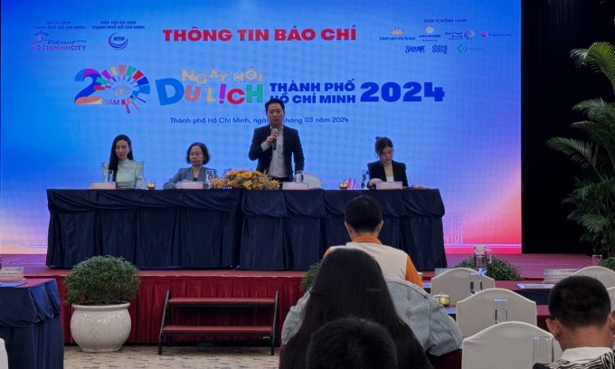 Ông Lê Trương Hiền Hòa, Phó Giám đốc Sở du lịch TP HCM, phát biểu tại họp báo sáng 26/3. Ảnh: Bích Phương