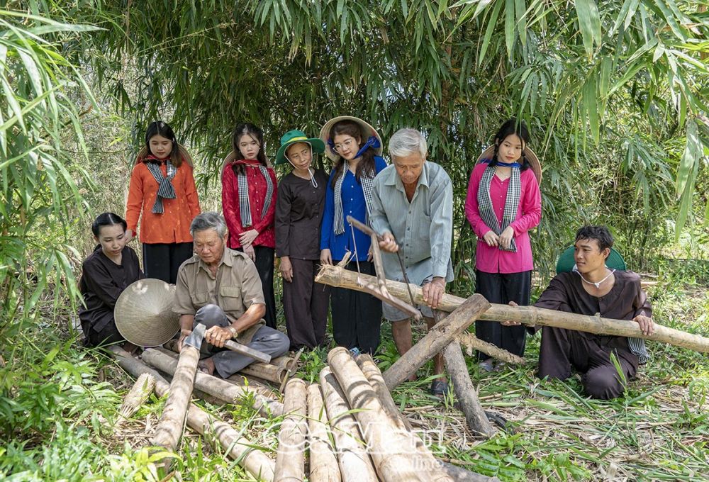 Theo ông nông dân một xã ở Cà Mau vô khu rừng nổi tiếng đặt trúm, học sinh túm được con lươn to bự- Ảnh 1.