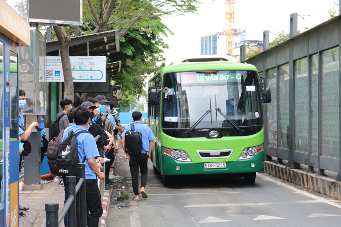 Buýt số hiệu 102, một trong những tuyến được thay thế qua loại xe mới từ đầu tháng 4/2024. Ảnh: Hạ Giang