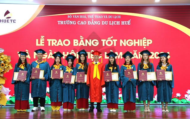 Hơn 2.800 vị trí việc làm cho sinh viên ngành du lịch ngay khi vừa ra trường - Ảnh 1.