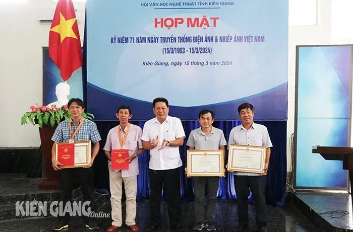 Phó Chủ tịch Hội Văn học Nghệ thuật Kiên Giang Nguyễn Hữu Định trao bằng khen và huy chương cho các cá nhân.