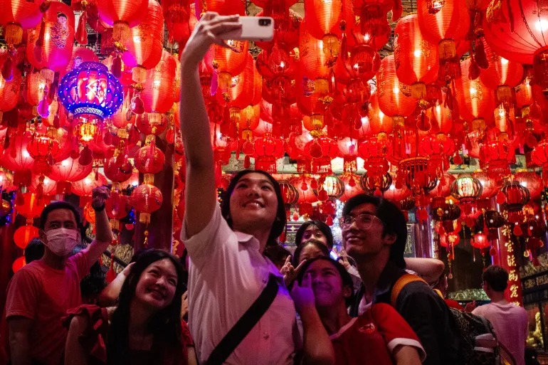 Đông đảo du khách dạo chơi trên đường Yaowarat, Bangkok (Thái Lan) dịp Tết Nguyên đán. Ảnh: Tommy Walker/Al Jazeera 