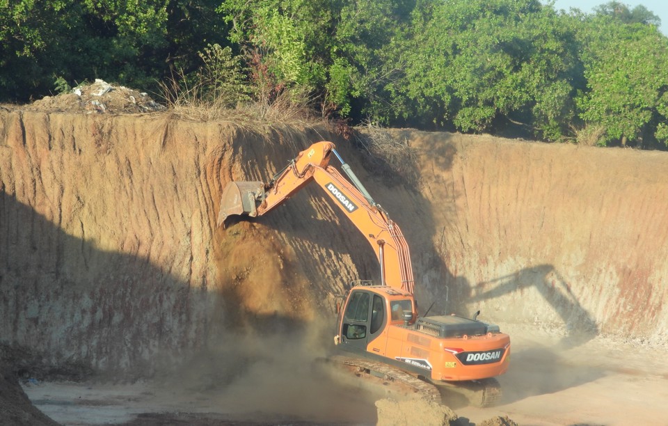 Điểm khai th&aacute;c đất tr&aacute;i ph&eacute;p hoạt động nhiều năm nay tại&nbsp;khu phố Thắng Lợi, thị trấn T&acirc;n Ph&uacute;, huyện Đồng Ph&uacute; (tỉnh B&igrave;nh Phước) g&acirc;y ảnh hưởng khiến người d&acirc;n bức x&uacute;c. Ảnh: L&acirc;m Thiện.