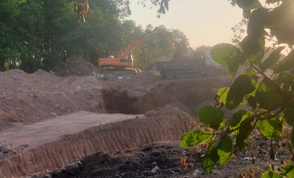 Sau khai th&aacute;c đất tr&aacute;i ph&eacute;p l&agrave; hố s&acirc;u, vực thẳm, ao nước h&igrave;nh th&agrave;nh v&agrave; nhiều hệ luỵ ảnh hưởng xấu kh&aacute;c...rất đ&aacute;ng sợ, khiến người d&acirc;n lo lắng, bức x&uacute;c. Ảnh: L&acirc;m Thiện.