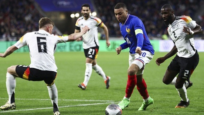 Mbappe (áo xanh) đi bóng trong trận giao hữu Pháp thua Đức 0-2 hôm 23/3 trên sân nhà Groupama. Ảnh: AFP