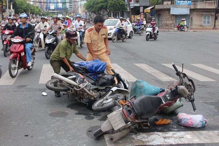 Lái xe máy gây tai nạn rồi bỏ trốn bị phạt bao nhiêu tiền? - 1