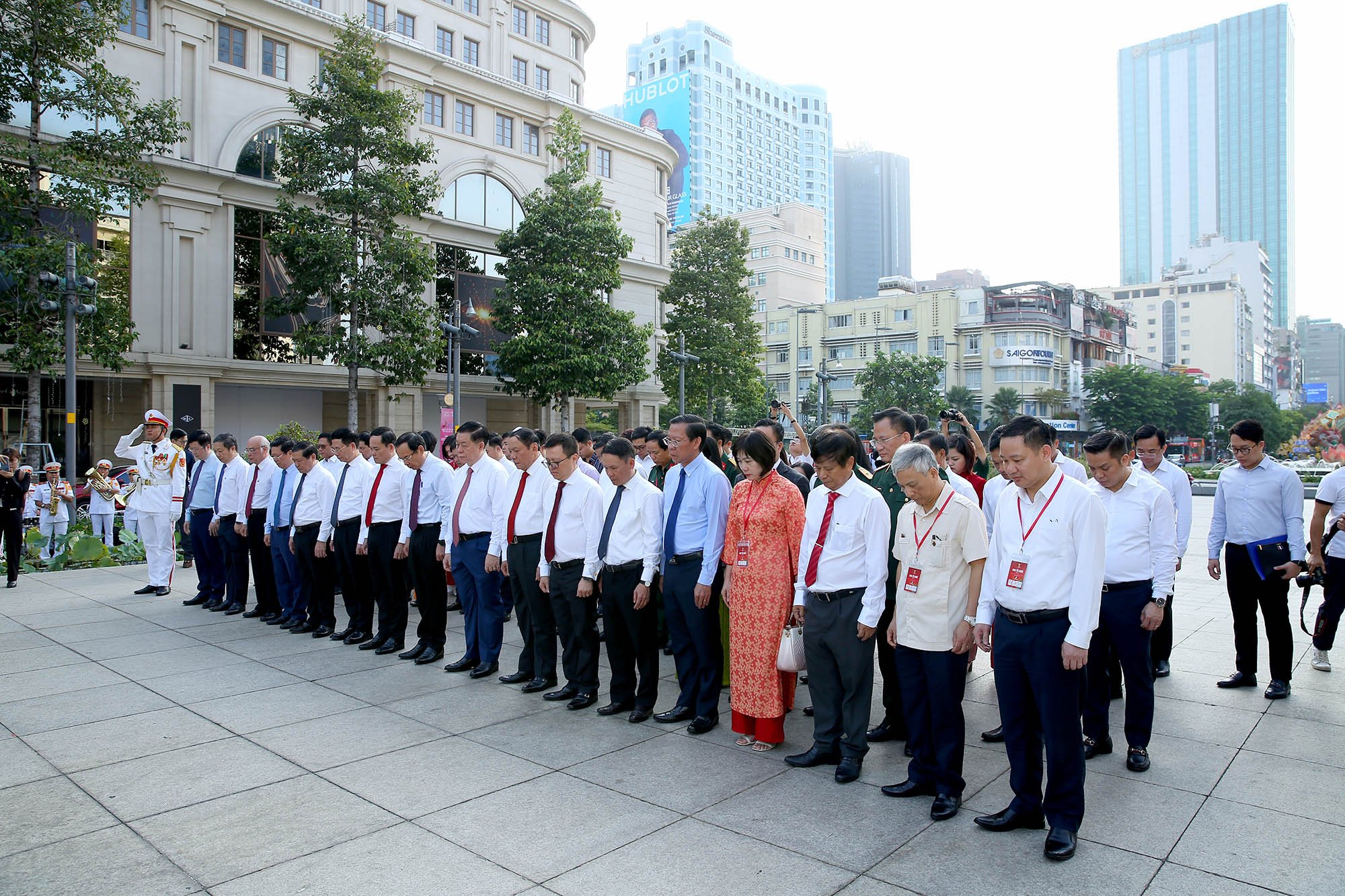 lanh dao dang nha nuoc va hoi nha bao viet nam dang hoa tuong niem chu tich ho chi minh hinh 2