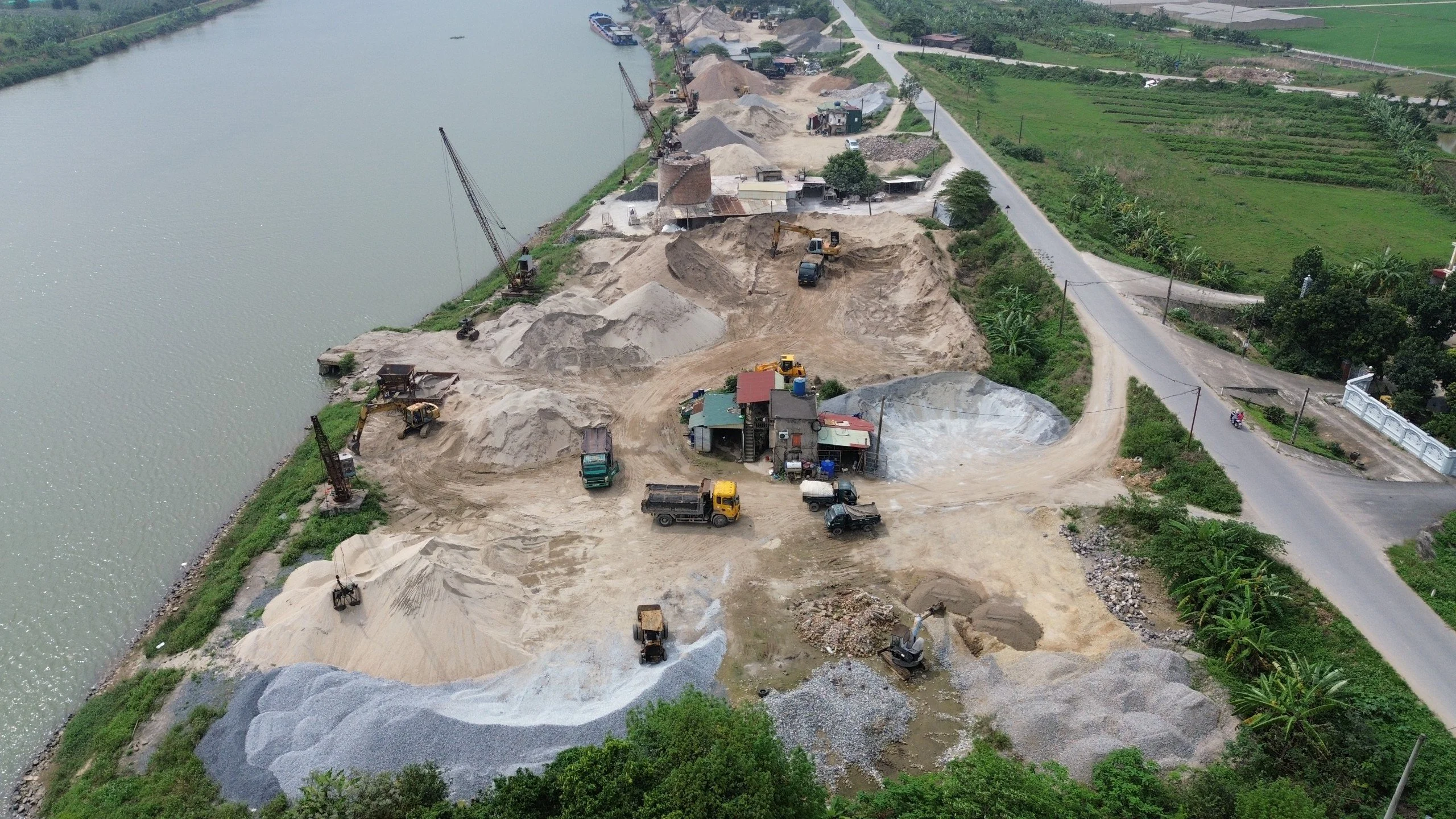 Loạt bến bãi trái phép ven sông Trà Lý, chính quyền có loay hoay?- Ảnh 1.