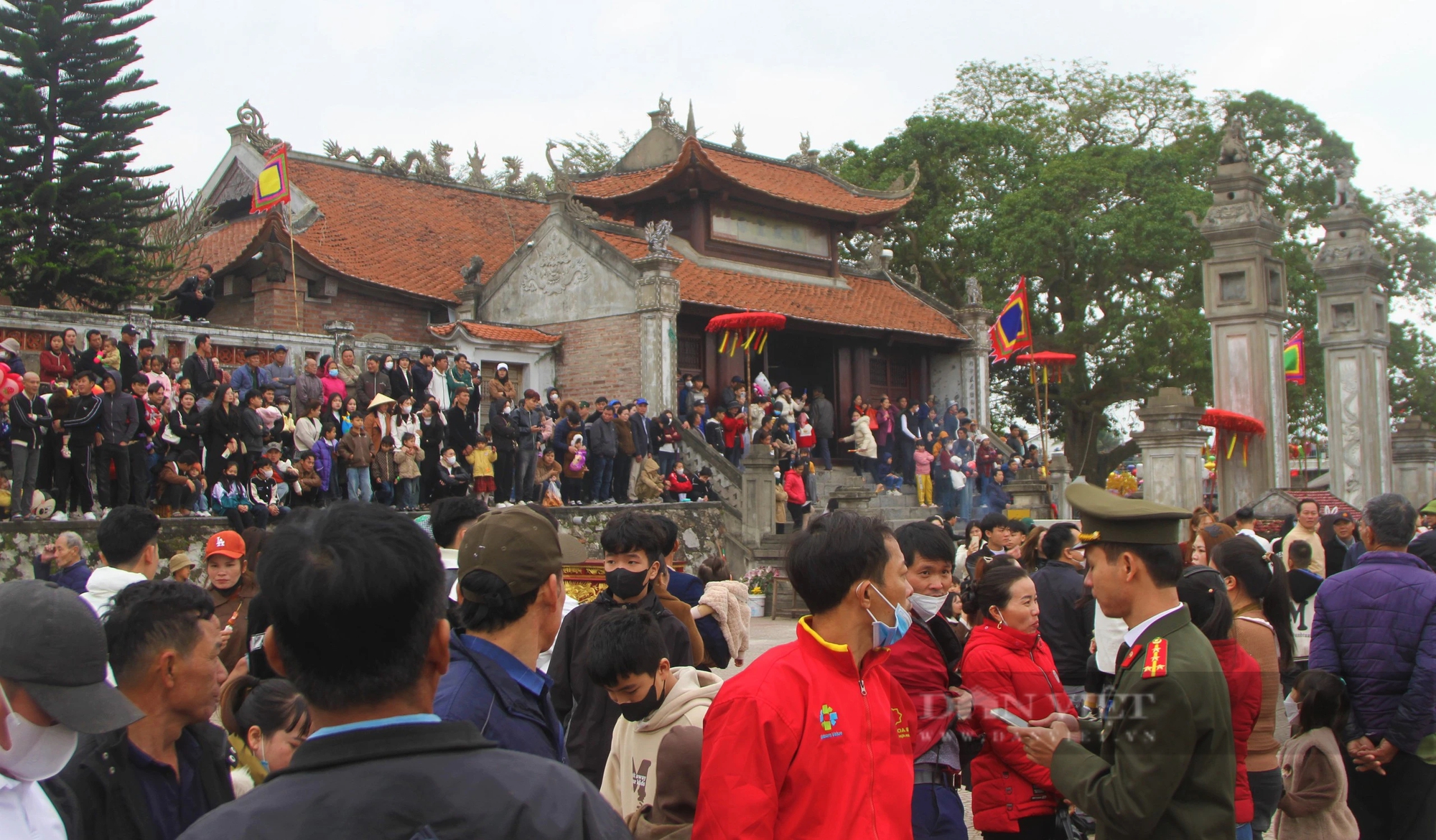 Màn tung kiệu lên không trung có một không hai tại ngôi đền linh thiêng nhất Nghệ An- Ảnh 1.