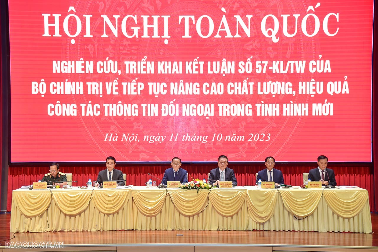 Các đại biểu đồng chủ trì Hội nghị toàn quốc nghiên cứu, triển khai nội dung Kết luận số 57-KL/TW, ngày 15/6/2023 của Bộ Chính trị về tiếp tục nâng cao chất lượng, hiệu quả công tác thông tin đối ngoại trong tình hình mới. (Ảnh: Anh Sơn)