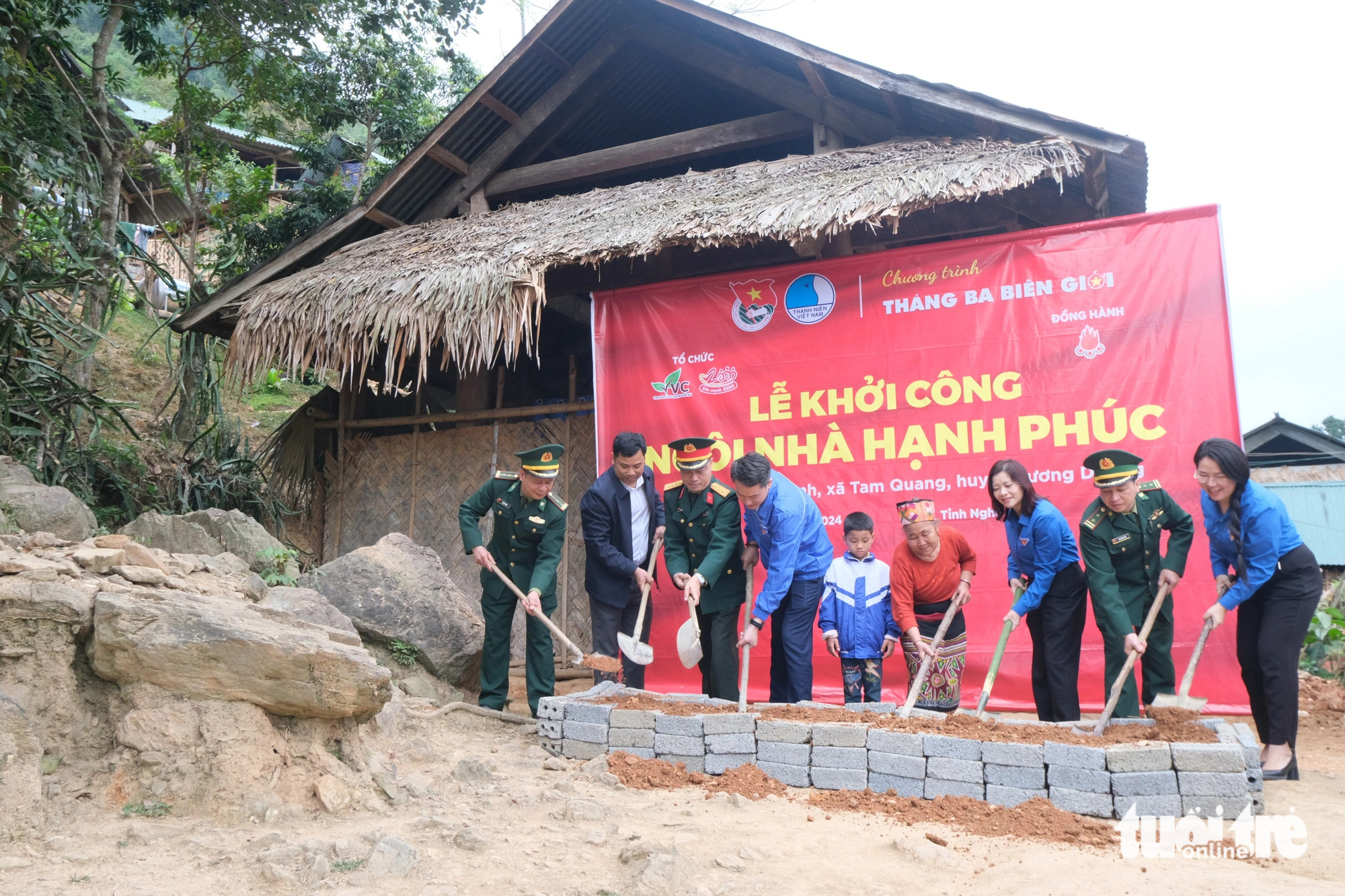 Ngôi nhà Hạnh phúc vừa được khởi công hôm 26-2, giúp cho gia đình em Viêng Văn Thành (học sinh lớp 3, xã Tam Quang, huyện Tương Dương, Nghệ An) - Ảnh: HÀ THANH