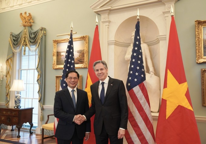 Bộ trưởng Ngoại giao Bùi Thanh Sơn và Ngoại trưởng Mỹ Antony Blinken tại thủ đô Washington, Mỹ ngày 25/3. Ảnh: Báo Thế giới và Việt Nam