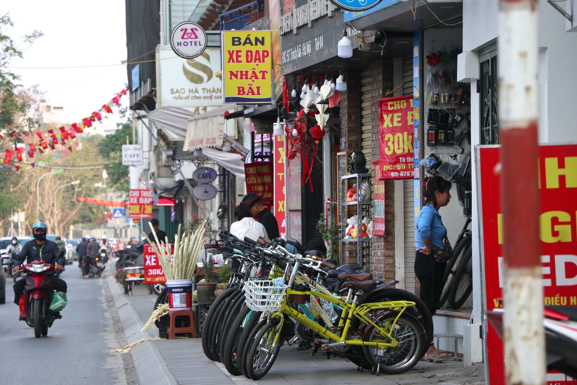 Nắng lên, dịch vụ cho thuê xe đạp ở hồ Tây sôi động, thu tiền triệu mỗi ngày ảnh 1