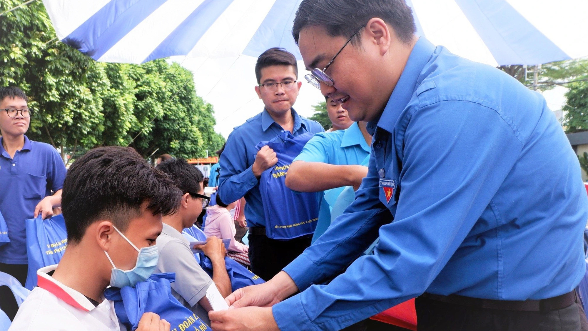 Phó bí thư thường trực Thành Đoàn TP.HCM Ngô Minh Hải (phải) trao quà cho công nhân khó khăn tại quận Bình Tân (TP.HCM) - Ảnh: K.ANH