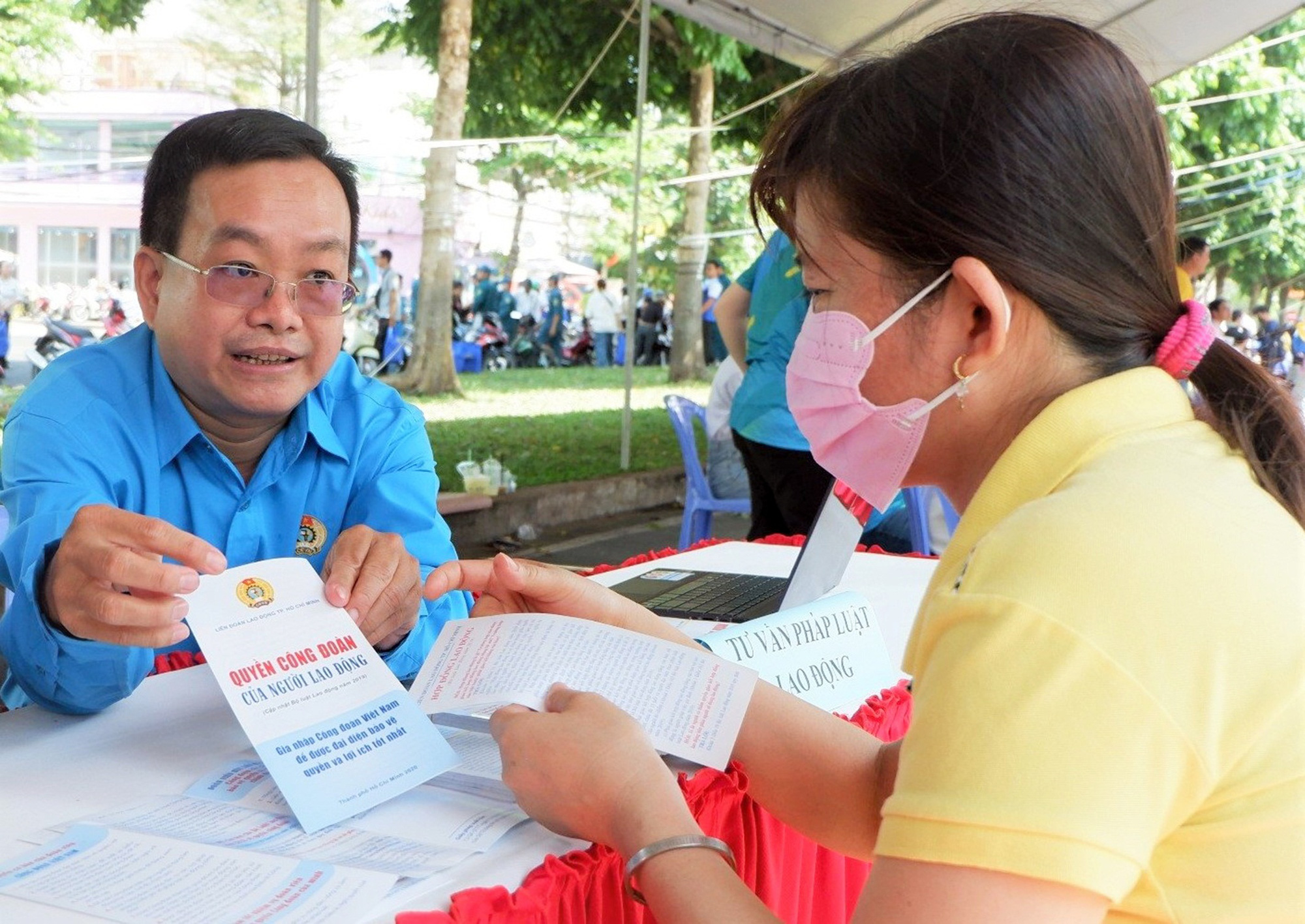 Người lao động đến tìm hiểu thông tin và nghe tư vấn pháp luật về lao động để đảm bảo quyền lợi của mình - Ảnh: K.ANH