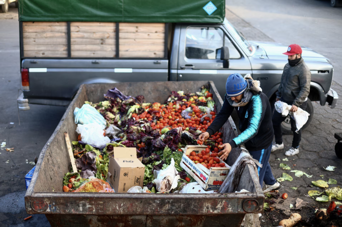 Một người đàn ông tìm rau củ từ một thùng rác tại chợ bán buôn Mercado, ngoại ô Buenos Aires, Argentina, tháng 9/2023. Ảnh: REUTERS/Matias Baglietto