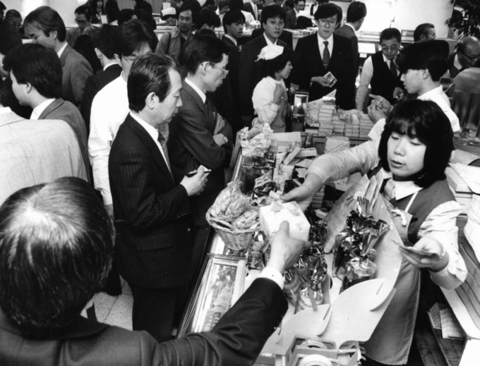 Cửa hàng bách hóa đắp đông khách trong ngày Valentine trắng ở Tokyo năm 1988. Ảnh: Mainichi