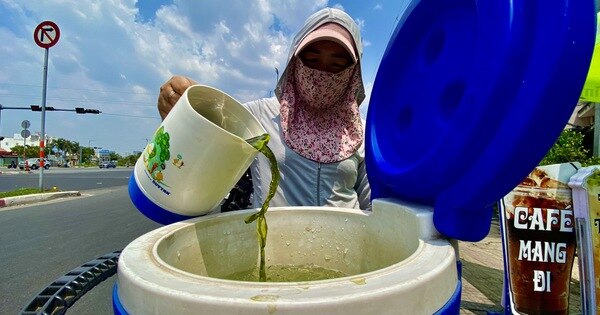 Người dân TP.HCM vật vã chống nắng, mát lòng với bình nước ven đường