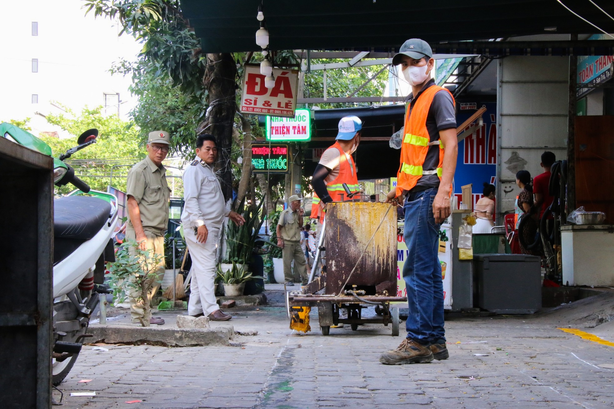 Người dân hỗ trợ lực lượng chức năng kẻ vạch, phân định vỉa hè dành cho người đi bộ ảnh 1