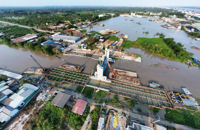 Cống trên kênh Nguyễn Tấn Thành (Châu Thành, Tiền Giang) phải đóng sớm hơn một tuần để ngăn mặn, trữ ngọt. Ảnh: Trần Hùng