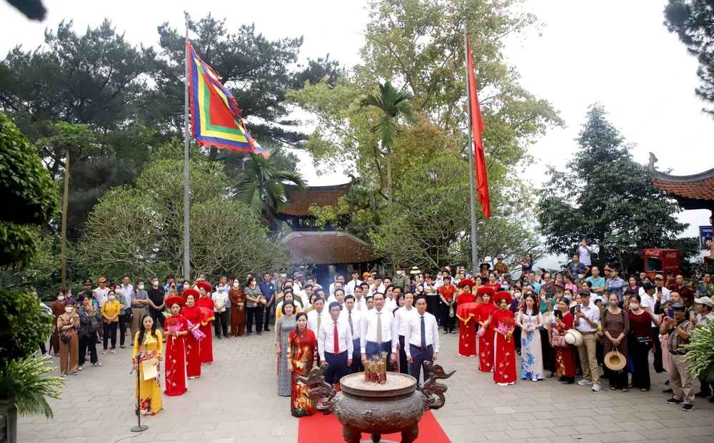 Các đại biểu và nhân dân thành kính dâng hương tưởng niệm Tổ Mẫu Âu Cơ năm 2023. (Ảnh: Trung Kiên/TTXVN)