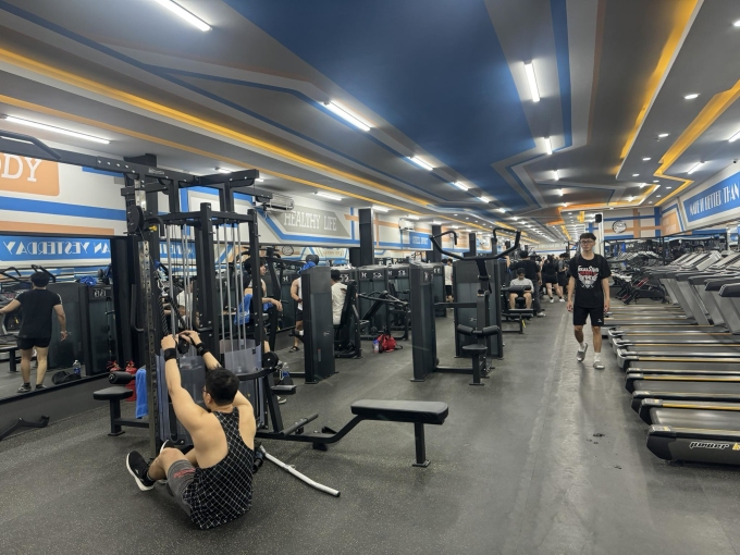 Khách tập gym ở phòng tập thuộc quận Gò Vấp, TP HCM lúc 22h45 tối 12/3.  Ảnh: Ngọc Ngân