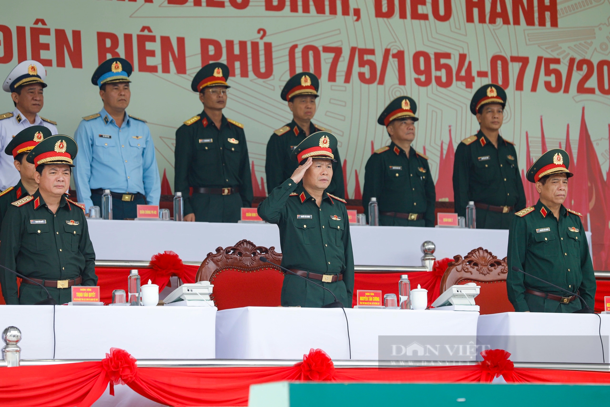 Nữ du kích miền Nam bảo lưu đại học, cầm súng AK tham gia huấn luyện diễu binh kỷ niệm Chiến thắng Điện Biên Phủ- Ảnh 2.