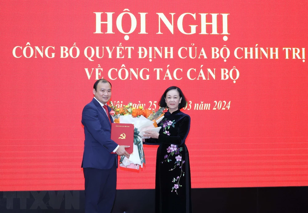 Đồng chí Trương Thị Mai, Ủy viên Bộ Chính trị, Thường trực Ban Bí thư, Trưởng Ban Tổ chức Trung ương trao Quyết định của Bộ Chính trị cho đồng chí Lê Hải Bình. (Ảnh: Phương Hoa/TTXVN)