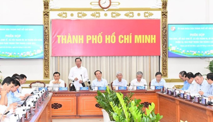 Chủ tịch TP HCM Phan Văn Mãi (đứng) phát biểu tại cuộc họp sáng 6/2. Ảnh: TTBC