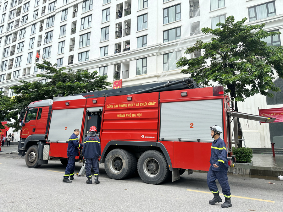 Diễn tập phương &aacute;n chữa ch&aacute;y v&agrave; cứu nạn tại chung cư B6 Giảng V&otilde;, TP H&agrave; Nội. Ảnh: Thuỷ Ti&ecirc;n