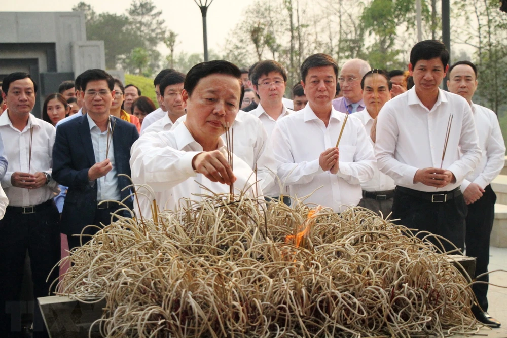 Phó Thủ tướng Trần Hồng Hà dâng hương tại Đền thờ Liệt sỹ tại Chiến trường Điện Biên Phủ. (Ảnh: Phan Quân/TTXVN)