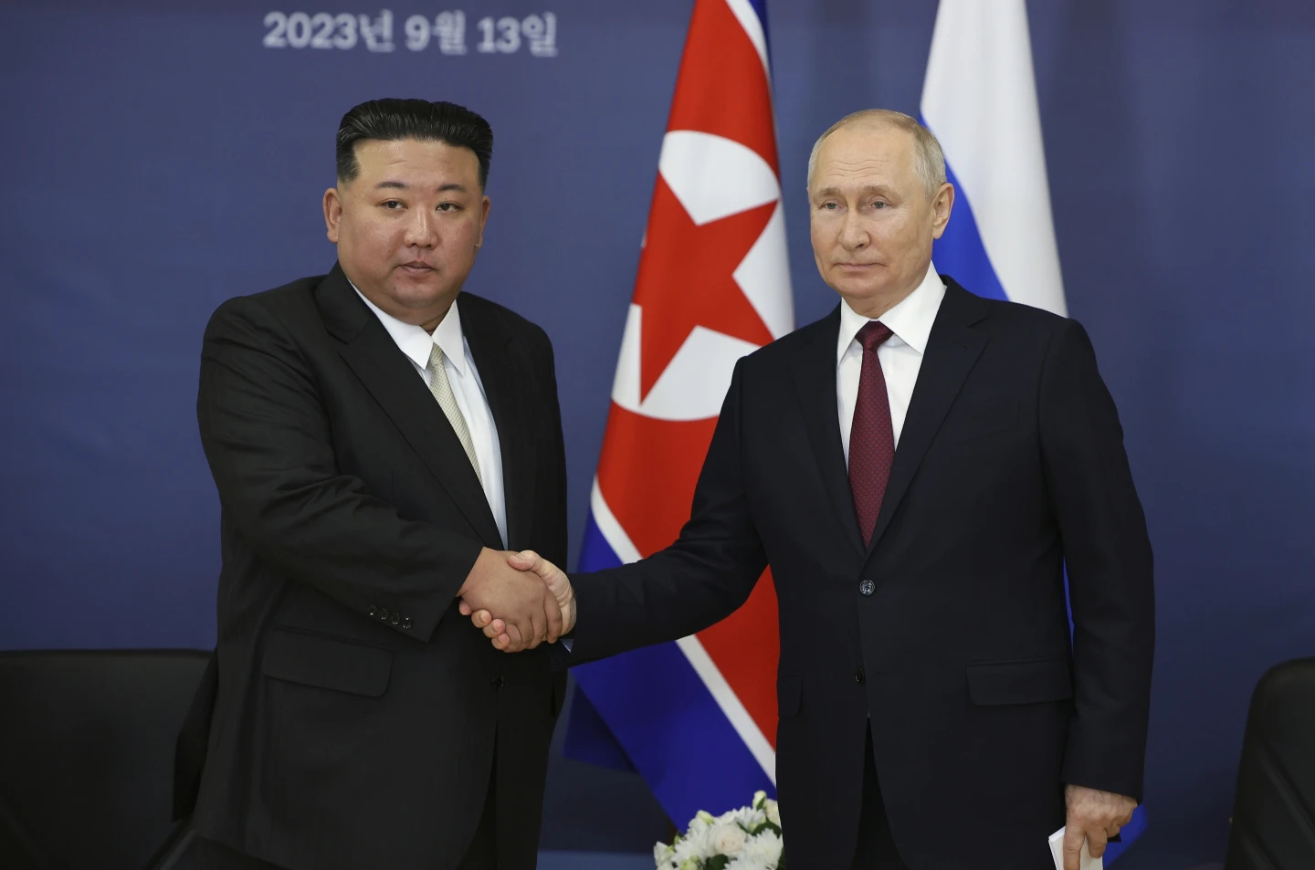 ong kim jong un lai chiec limousine do tong thong putin tang hinh 1